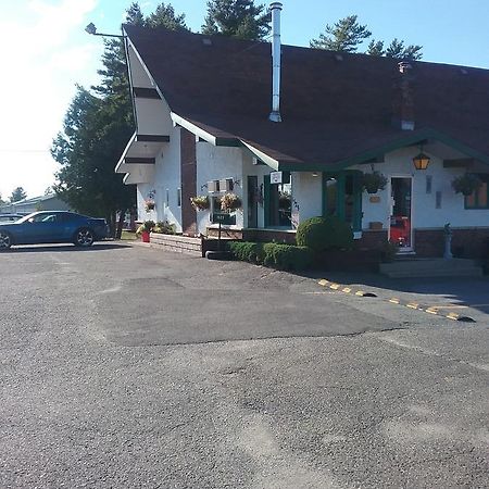 Motel Les Pins Granby Eksteriør bilde