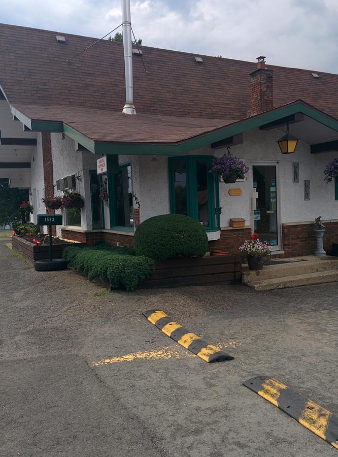 Motel Les Pins Granby Eksteriør bilde