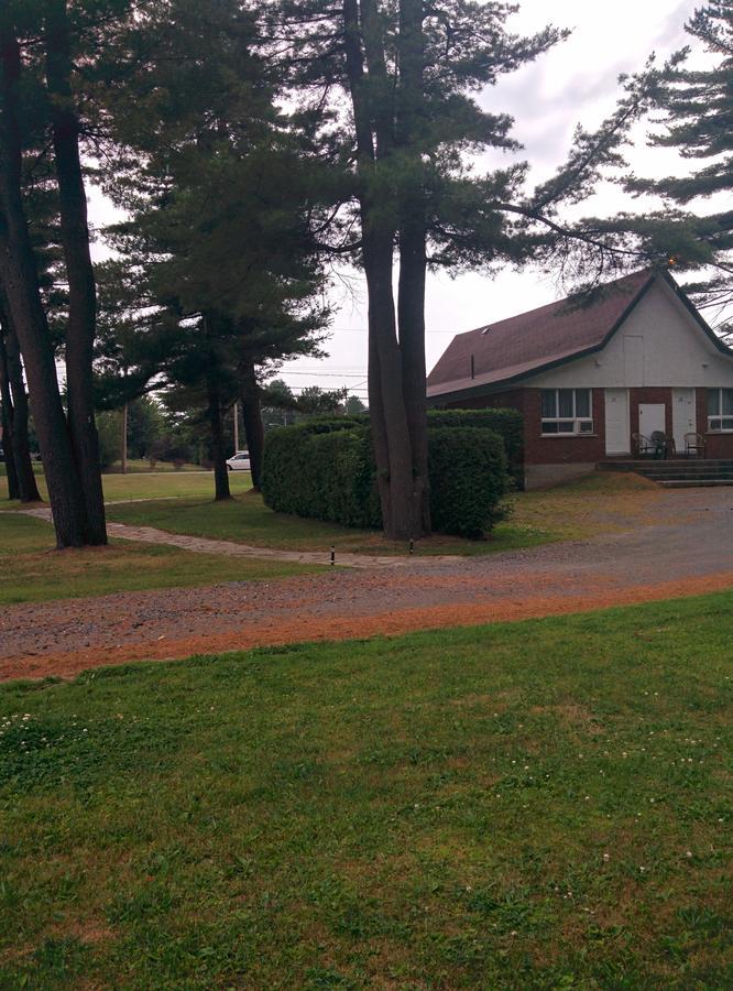 Motel Les Pins Granby Eksteriør bilde
