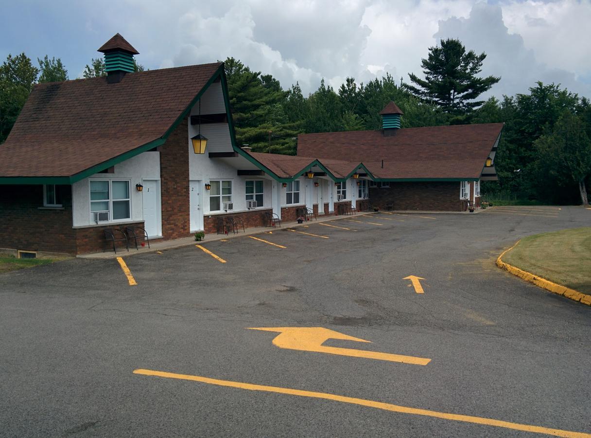 Motel Les Pins Granby Eksteriør bilde