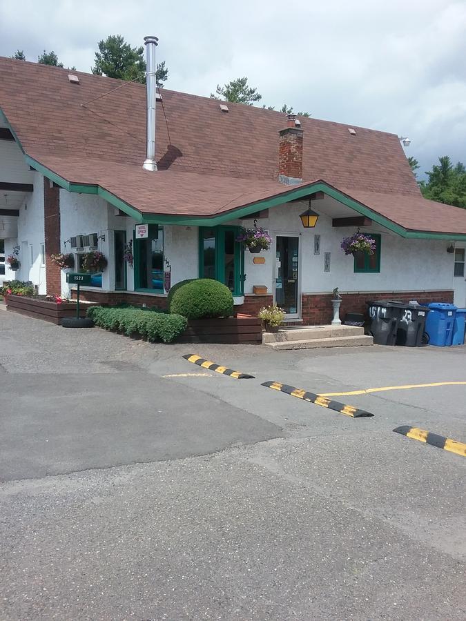 Motel Les Pins Granby Eksteriør bilde