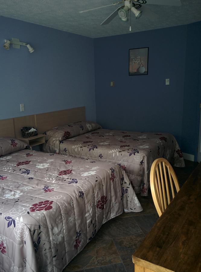 Motel Les Pins Granby Eksteriør bilde