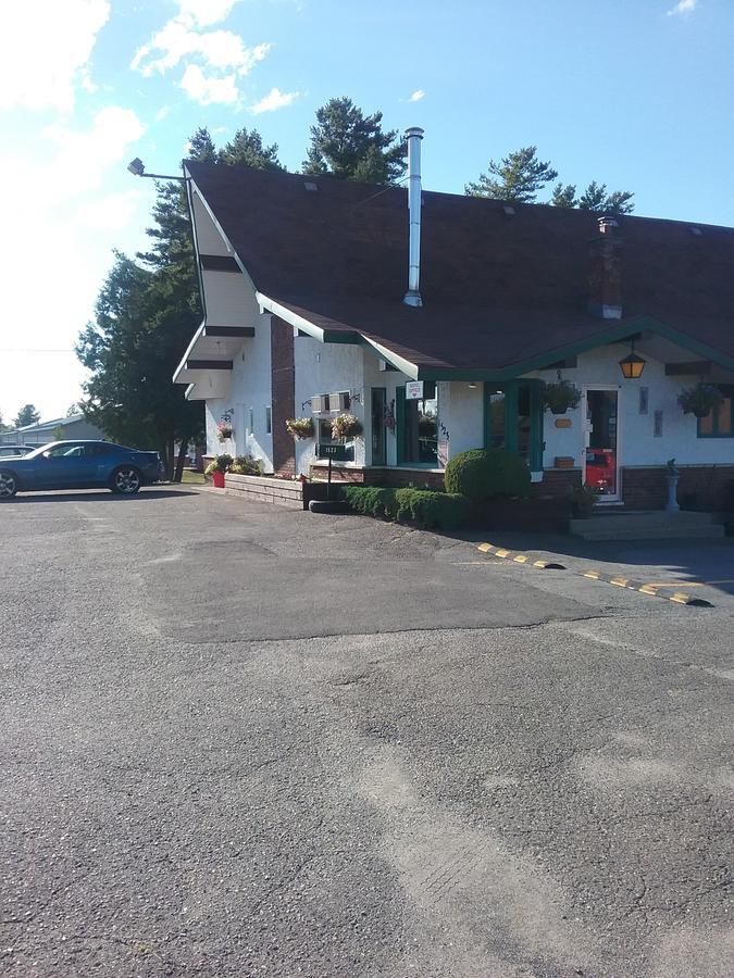 Motel Les Pins Granby Eksteriør bilde
