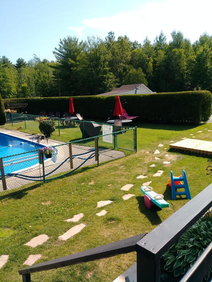 Motel Les Pins Granby Eksteriør bilde